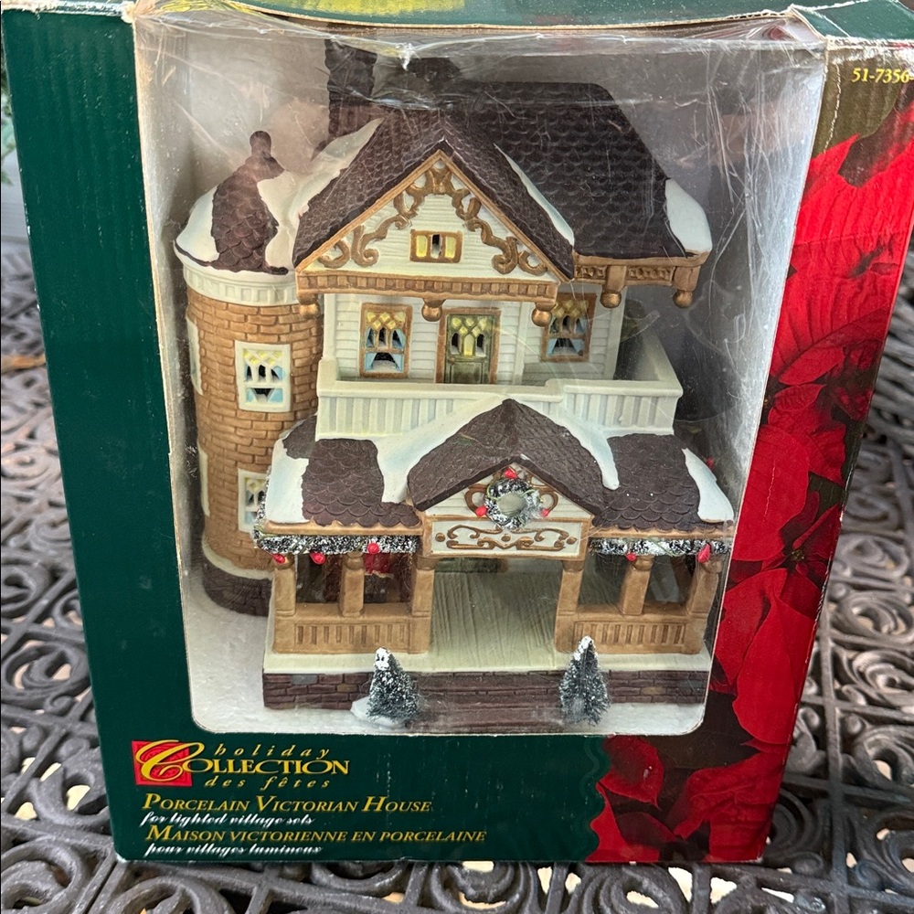 Porcelain Victorian House for Holiday/Christmas. Light with 6 ft cord